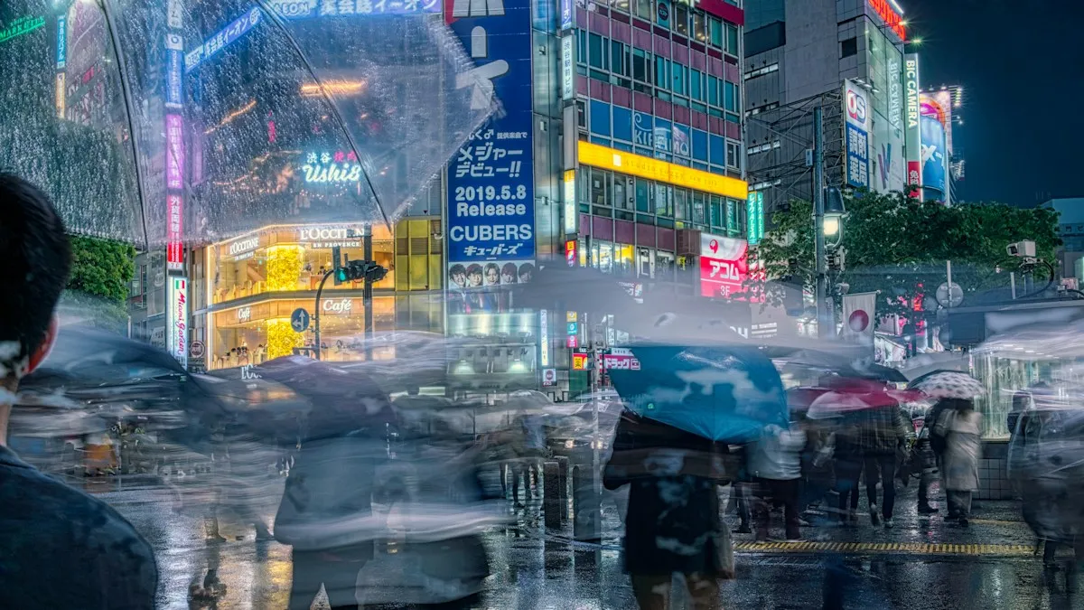 Carrefour japonais sous la pluie, parapluies et enseignes lumineuses