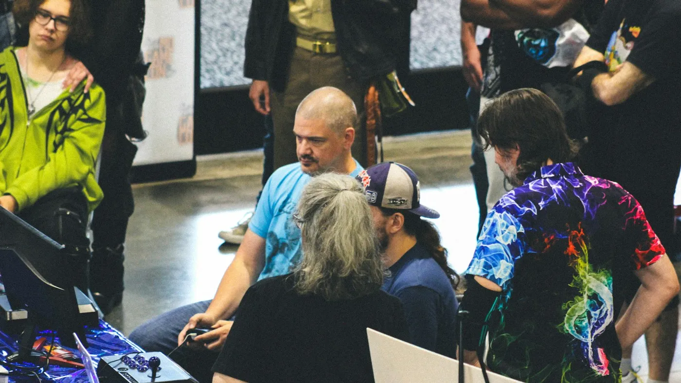 Visiteurs réunis autour d’une console de jeu lors d’un événement