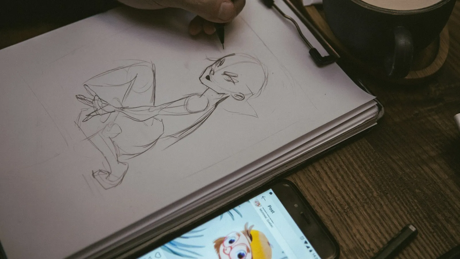 Boceto de personaje a lápiz sobre un cuaderno de dibujo