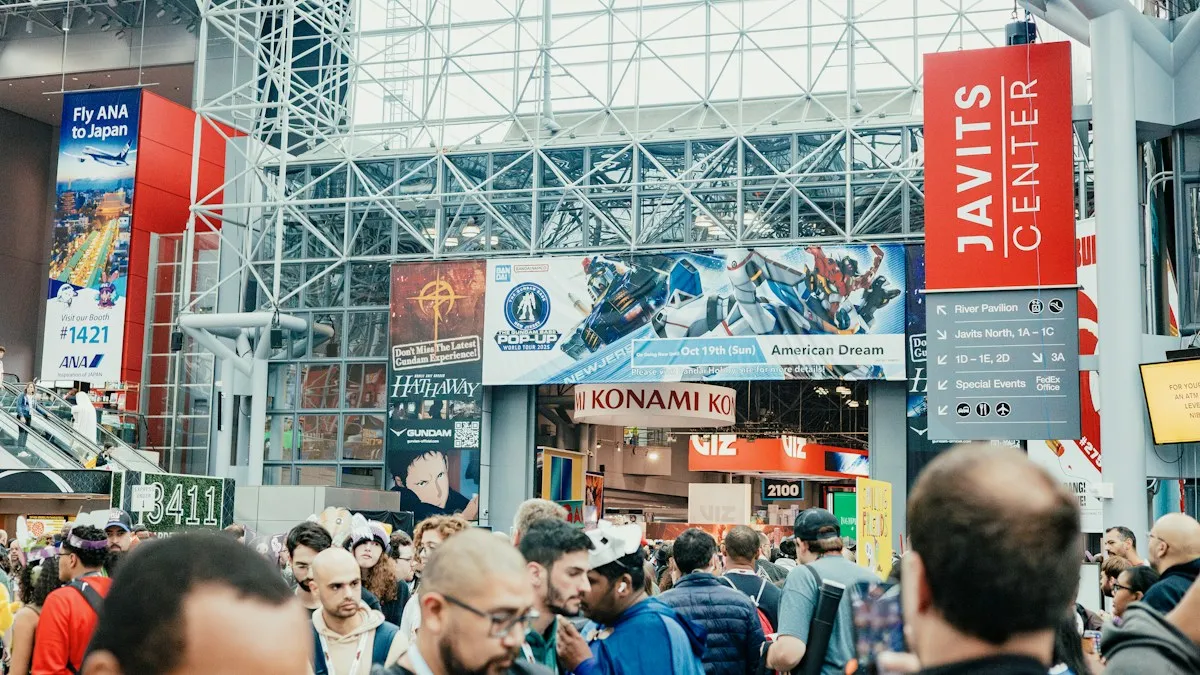 Entrée d’un salon du manga, visiteurs et stands