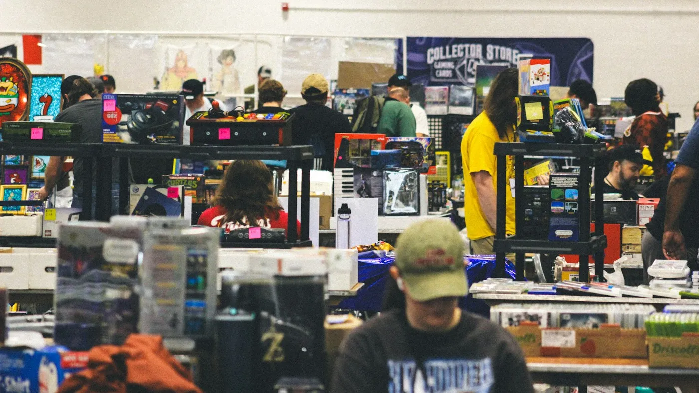 Hall de salon bondé, visiteurs devant des stands de marchandise