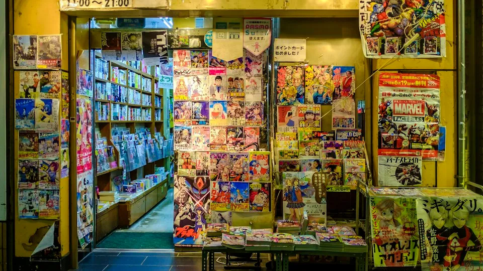Rayon de librairie couvert de magazines et de tomes