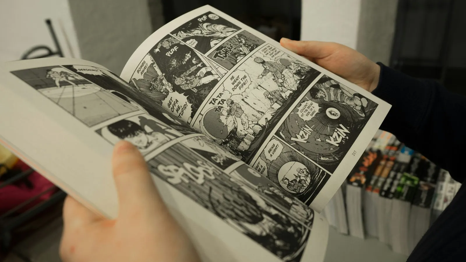 Personne tenant un livre ouvert entre ses mains