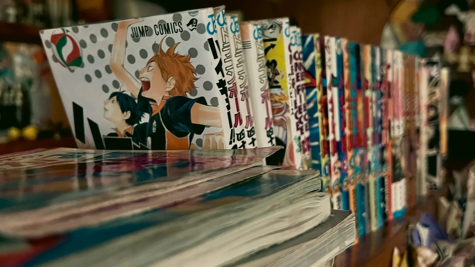 Tome de manga ouvert posé à plat