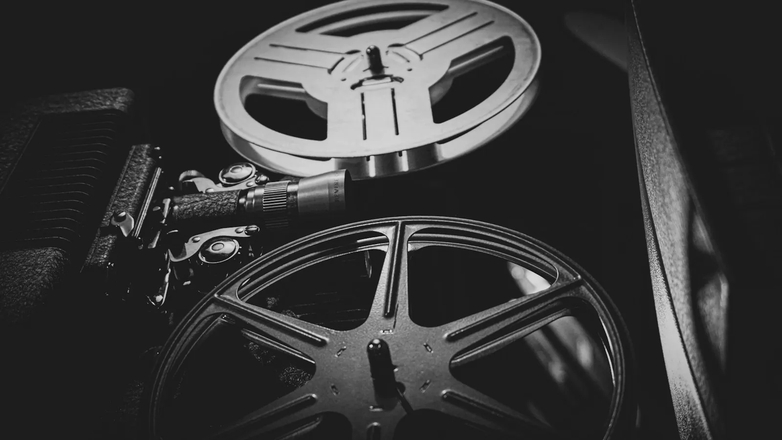 Projecteur de cinéma et bobines, en noir et blanc