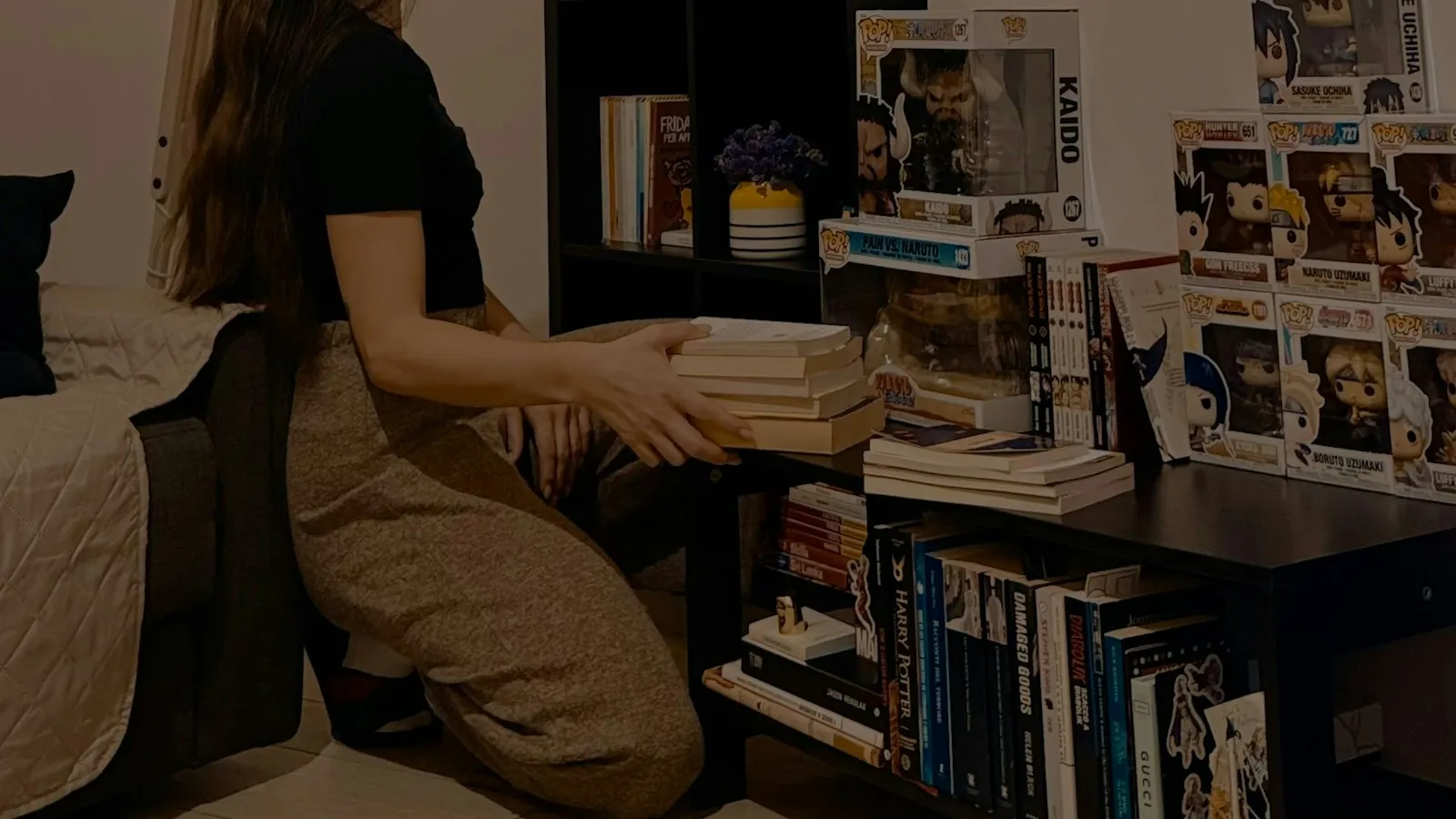 Personne rangeant des livres sur une étagère