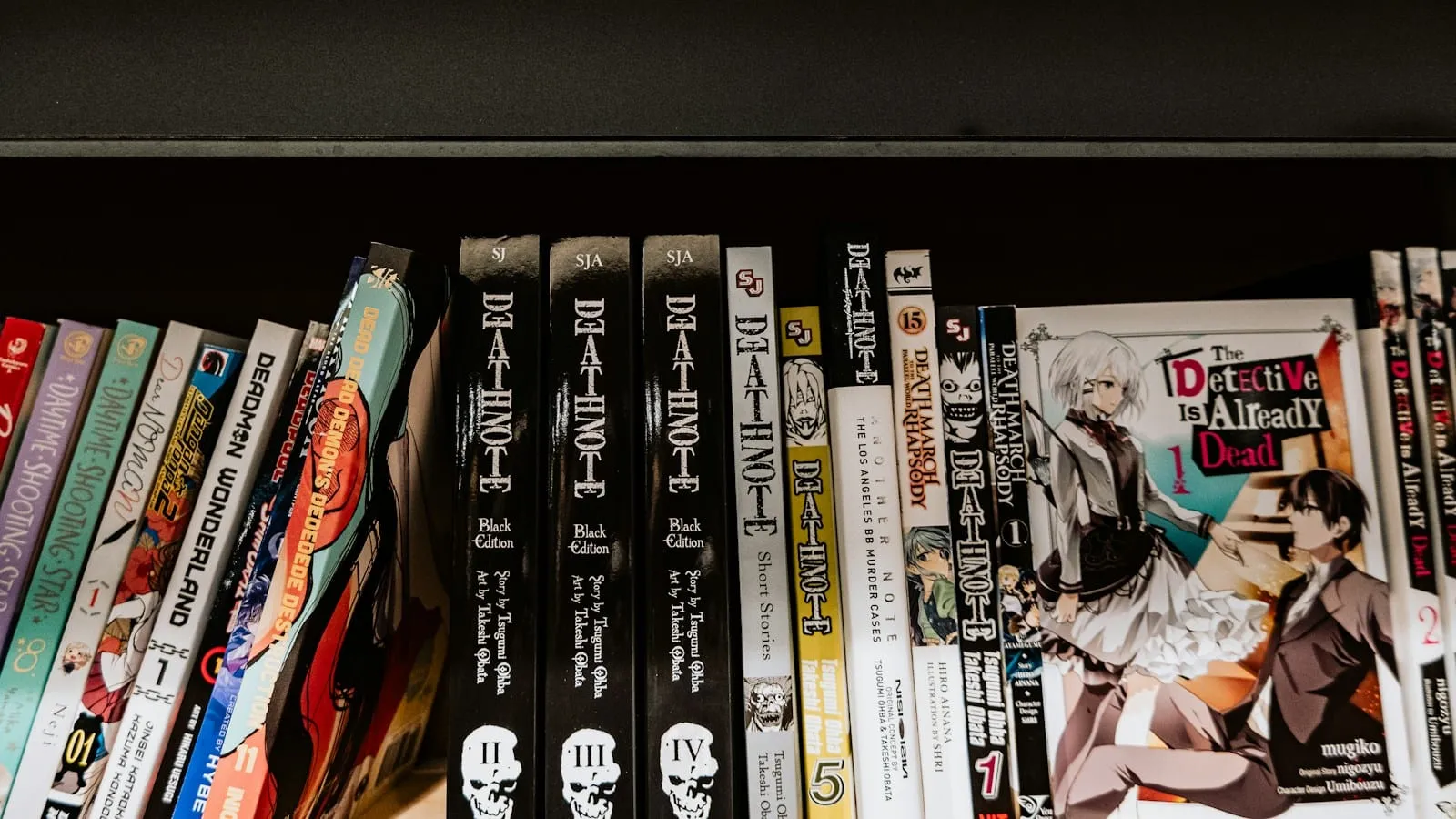 Rayon de manga dans une librairie, tomes alignés sur plusieurs étagères