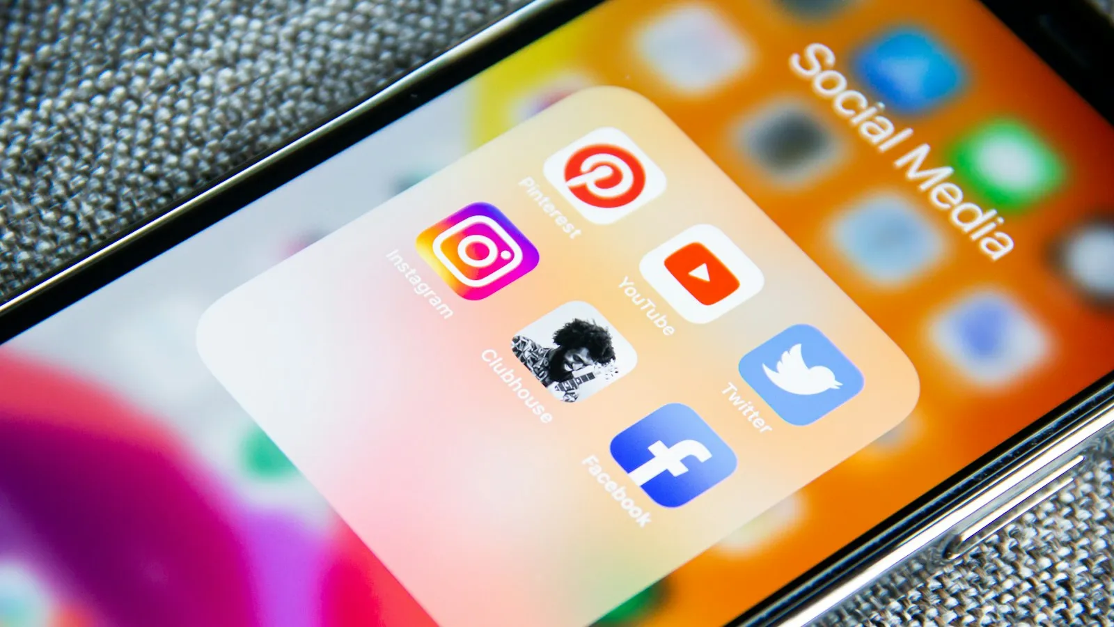 Icônes de réseaux sociaux sur l’écran d’un téléphone